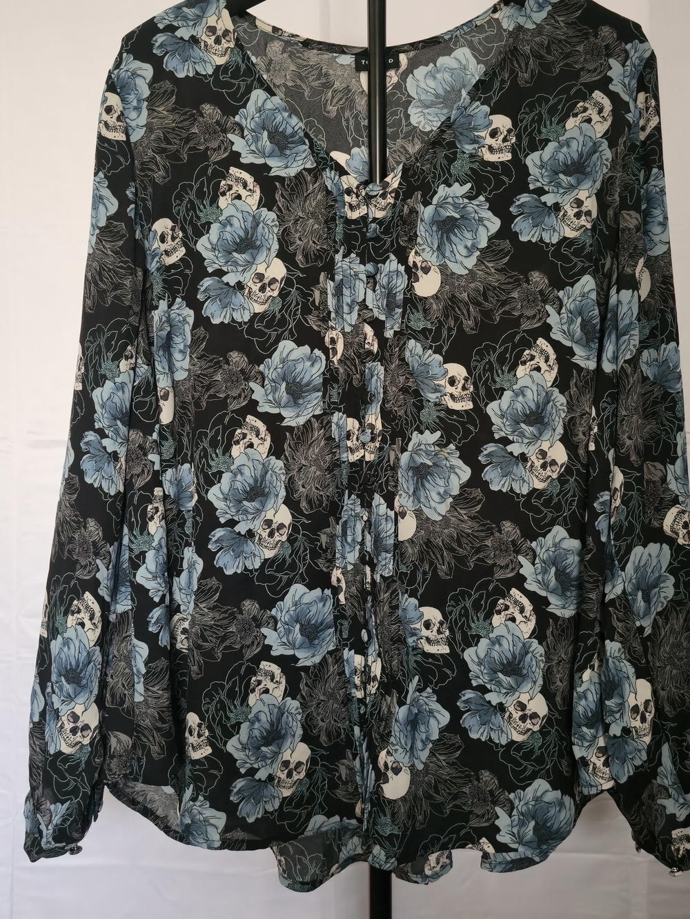 Women’s Black Floral & Skull Long-Sleeve Sheer Blouse - TORRID